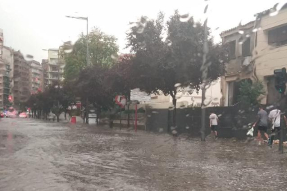 L'avinguda Rovira Roure, inundada.