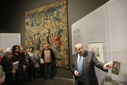 Antoni Gelonch, propietario de la colección de grabados, protagonizó ayer la visita guiada inaugural.