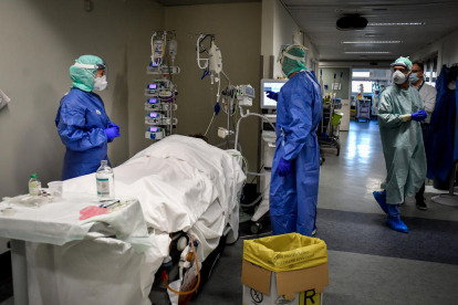 Profesionales sanitarios atendiendo a un paciente en los pasillos de un hospital en la ciudad italiana de Brescia.