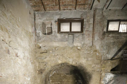 Imagen de parte de los restos de las antiguas adoberías hallados en el sótano de la antigua Audiencia. 