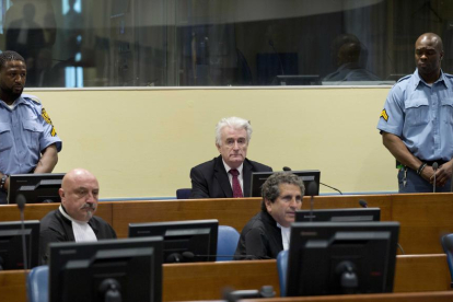 Retransmisión en Sarajevo de la decisión del tribunal de La Haya sobre Radovan Karadzic. 