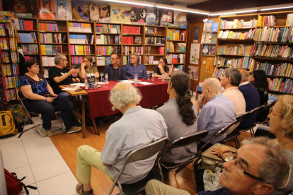 Domènech i Tardà, durant la presentació del llibre amb l’alcalde, Miquel Pueyo, entre els dos.