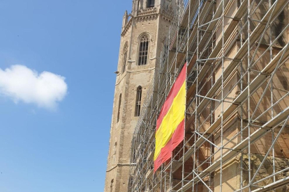 La Seu Vella es va despertar dissabte amb una bandera espanyola penjada en una bastida de les obres de restauració.