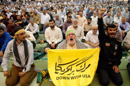 Ciudadanos iraníes protestando contra Estados Unidos.