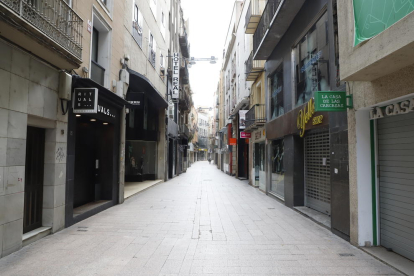 El carrer Major de Lleida, buit.
