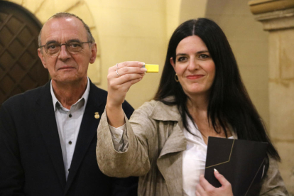 L'advocada Carla Vall i l'alcalde de Lleida, Miquel Pueyo, amb el pen que han portat a fiscalia per denunciar nous casos d'abusos sexuals a l'Aula de Teatre 

Data de publicació: dilluns 31 d'octubre del 2022, 12:18

Localització: Lleida