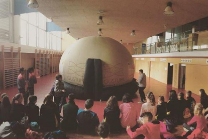 La cúpula se ha instalado en el colegio Àngel Guimerà. 