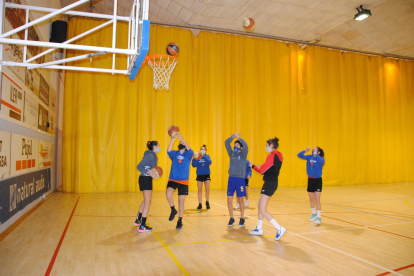 Jugadores del Club Bàsquet Mollerussa, durant un entrenament dimarts passat.