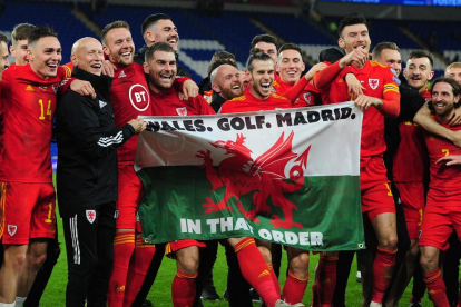 Bale i els seus companys, amb la bandera amb el lema “Gal·les, golf, Madrid. En aquest ordre”.