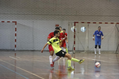Una acció del partit d’ahir entre el Lamsauto Futsal Lleida i el Martorell.