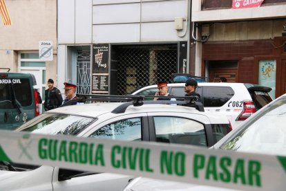 Imatge de l'operatiu policial per detenir membres del CDR a Sabadell.