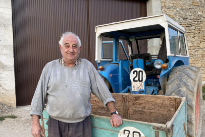 Vendrell surt de tant en tant al camp per engegar el tractor i inspeccionar el seu magatzem.