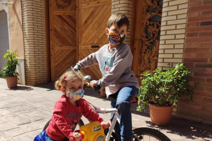 Nens i nenes de Solsona i Almacelles amb mascaretes infantils cosides per les diferents xarxes de voluntaris.