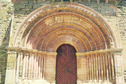 La puerta rehabilitada de la iglesia de Santa Maria de Cubells. 