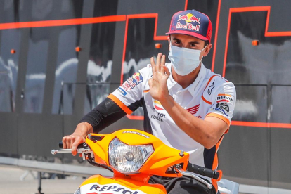 Marc Márquez, ahir al circuit de Jerez, saludant des d’una moto.