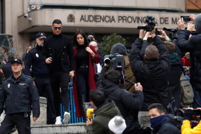 Cristiano Ronaldo i la seua parella, Georgina Rodríguez, al sortir de l’Audiència Provincial de Madrid.
