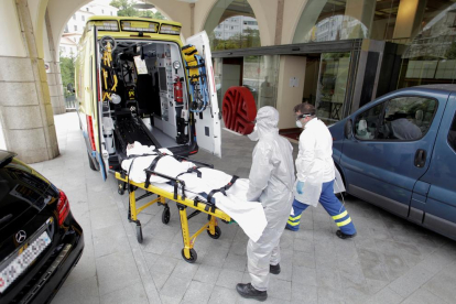Un jugador del Fuenlabrada fue hospitalizado ayer en A Coruña, aunque su caso no reviste gravedad.