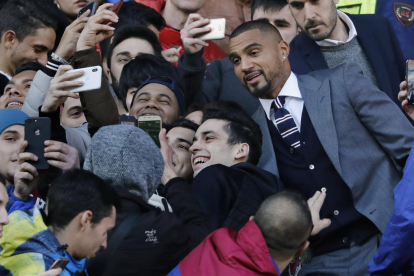 Kevin-Prince Boateng es va fer ‘selfies’ amb aficionats que van anar al Camp Nou.