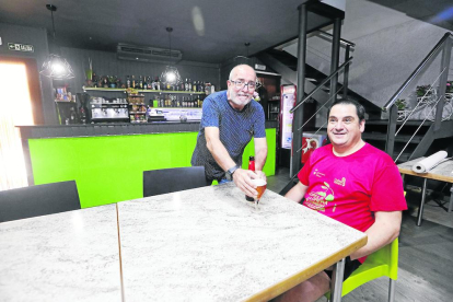 Josep Lluís sirviendo la primera bebida en su local tras 2 meses.