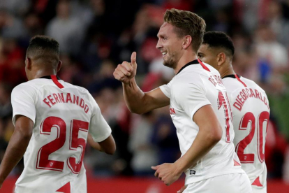 L’holandès De Jong celebra el gol amb què va donar el triomf al Sevilla.