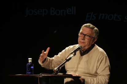 L’escriptor Josep Borrell, en un recital poètic al Cafè del Teatre.