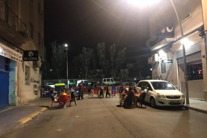 Mesas de un pub de Lleida en la calle para disponer de más espacio.