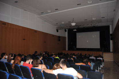 Sesión de cine ayer en el Casal Cultural Josep Maria Solé i Sabaté en Miralcamp. 