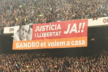 En el Camp Nou se ha recordado en varias ocasiones la situación del expresidente con pancartas.