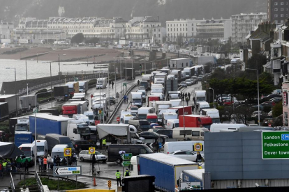 Los camiones van abandonando Reino Unido lentamente.
