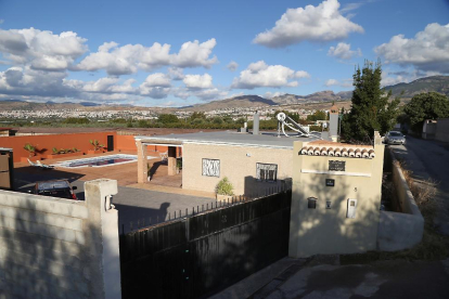 Vista de la vivienda donde hallaron los dos caáveres en La Zubia.