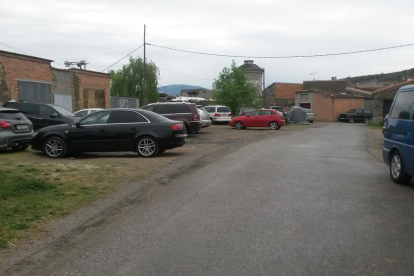 Vehículos estacionados ante garajes y almacenes de La Règola, donde está previsto el parking.
