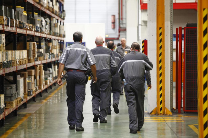 Treballadors acaben la jornada laboral en un magatzem de productes.