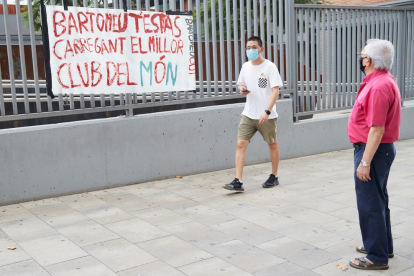 Una pancarta crítica con Josep Maria Bartomeu en los aledaños del Camp Nou.