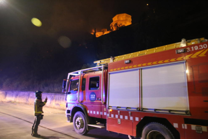El incendio, en la ladera entre la Seu Vella y el auditorio, comenzó poco después de las 22.00 y fue visible desde buena parte de la ciudad.