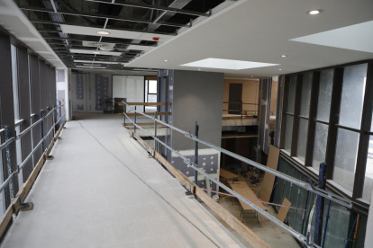 Un operario trabajando en el interior del nuevo aulario del campus de Cappont de la UdL.