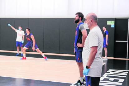 Jaume Ponsarnau dirigeix l’entrenament del València amb l’ajuda de Borja Comenge, al fons.