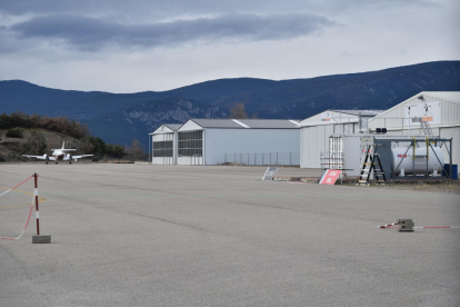 Hangares en el aeropuerto de Andorra-La Seu d’Urgell.