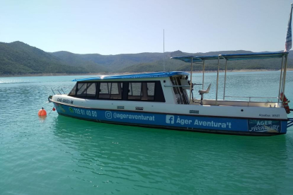 Embarcació elèctrica que ha estat sancionada per Territori per navegar per Mont-rebei.