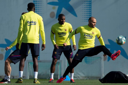 Martin Braithwaite intenta controlar el balón durante el entrenamiento del FC Barcelona.