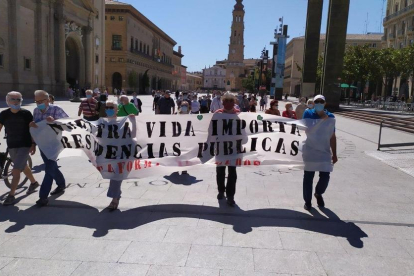 El Movimiento de Pensionistas de Aragón se manifiesta en recuerdo a las víctimas de la pandemia.