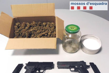 Vista de la droga y las armas incautadas en Guissona. 