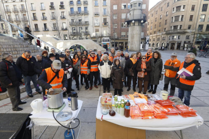 Marea Pensionista va organitzar ahir una xocolatada a la plaça Sant Joan de Lleida.