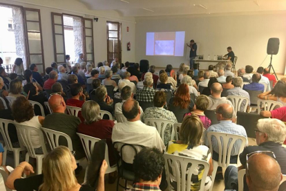 Desenes de veïns d’Isona van assistir ahir a la presentació del llibre sobre Josep Durany.