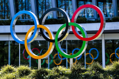 El símbolo de los cinco anillos olímpicos en una avenida de Tokio.