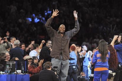 Ewing saluda al público mientras asiste a un partido de la NBA.