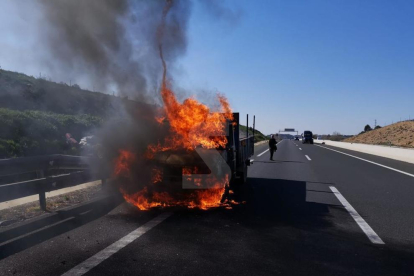 Crema una camioneta a l'A-22 a Lleida