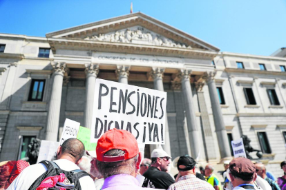 Protesta de pensionistas ante el Congreso de los Diputados.