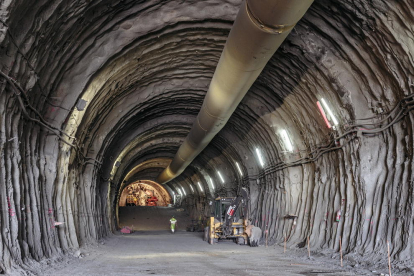 Imagen de las obras en el interior del túnel del Coll de Lilla. 