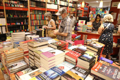 El Sant Jordi en julio dentro de las librerías no salvó la desangelada ‘diada’ de abril, en plena pandemia.