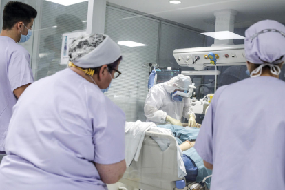Sanitaris de l’hospital Arnau de Vilanova de València atenen un pacient amb coronavirus.